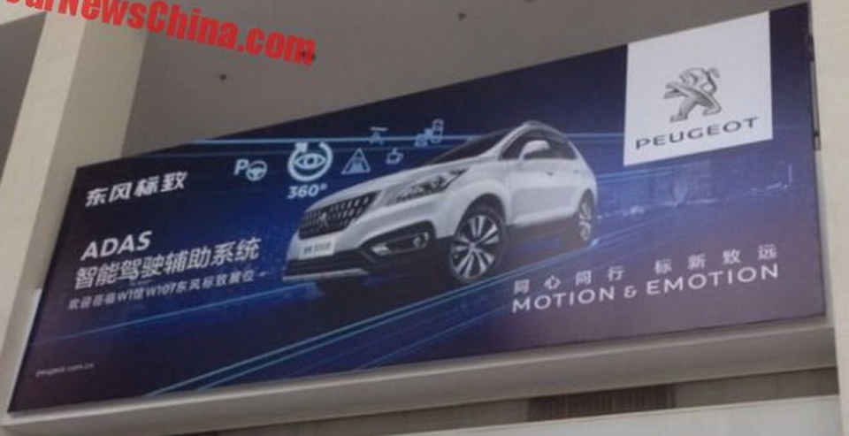 В Китае сфотографировали рекламный щит с кроссовером Peugeot 3008 2017